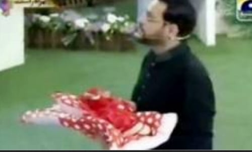 Pakistan : un animateur télé offre des bébés (vrais) dans son jeu !